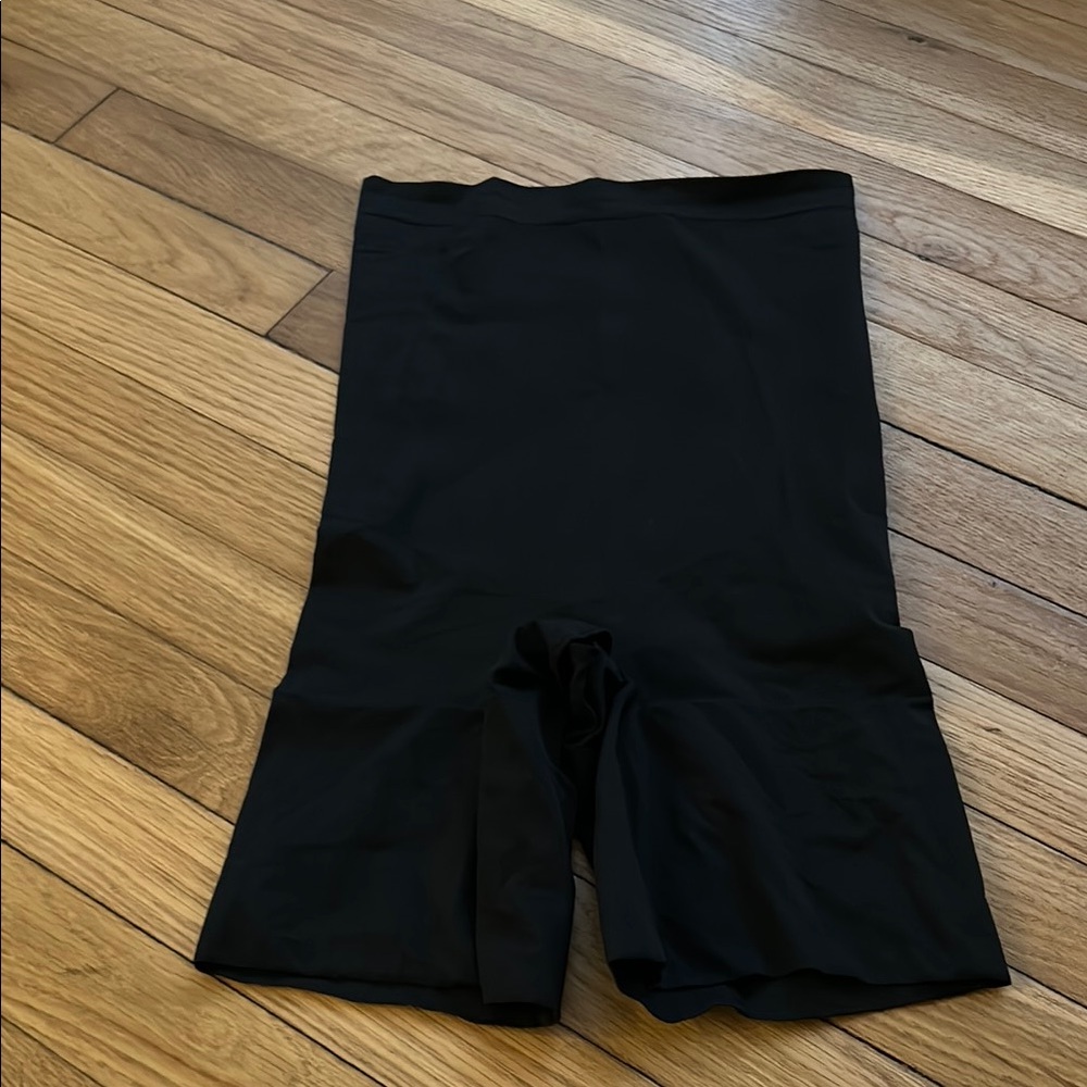 NWOT SPANXsculpt™ OnCore Mid-Thigh Short